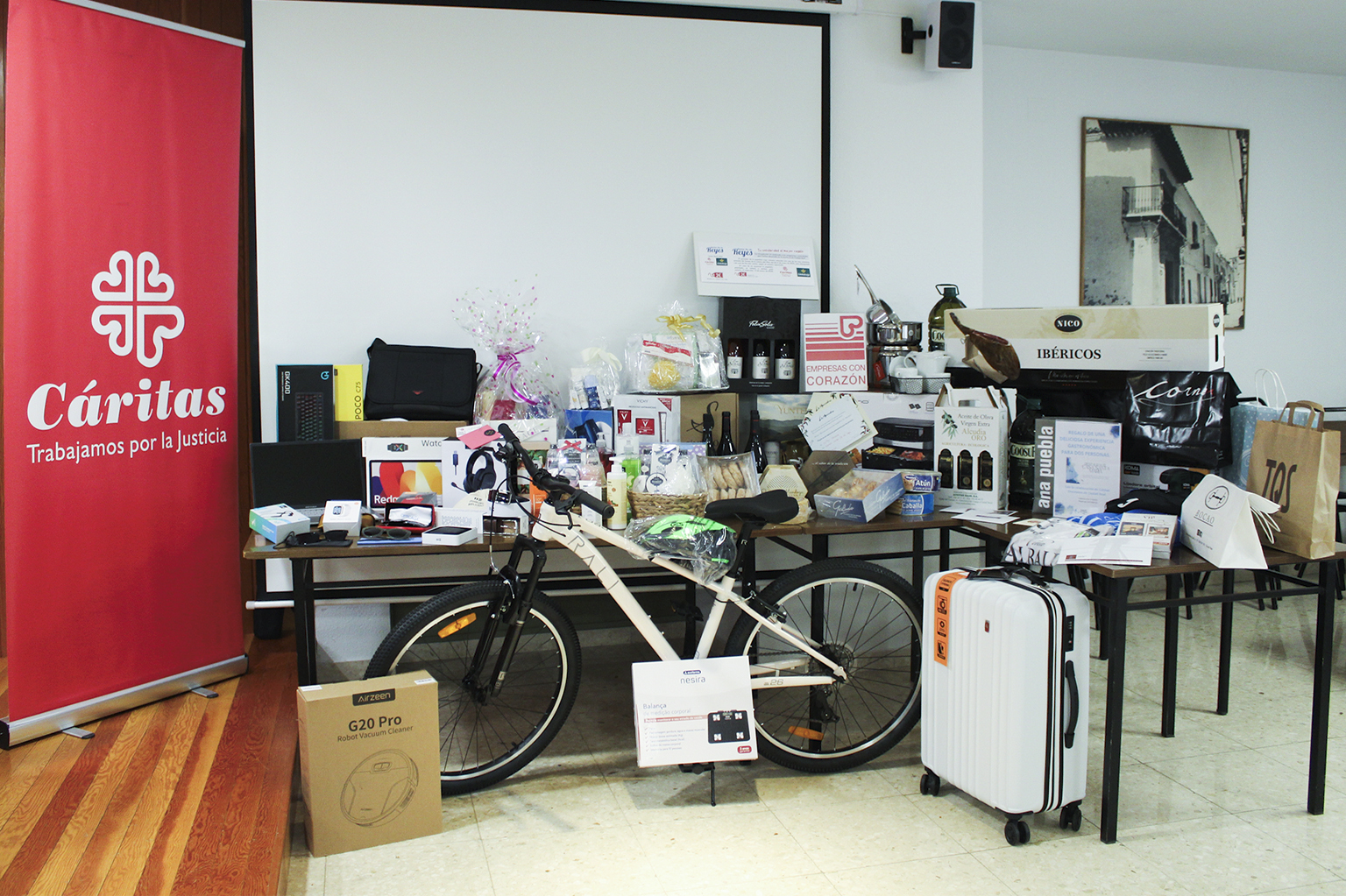 Sorteo de cestas de Cáritas para el Día de Reyes