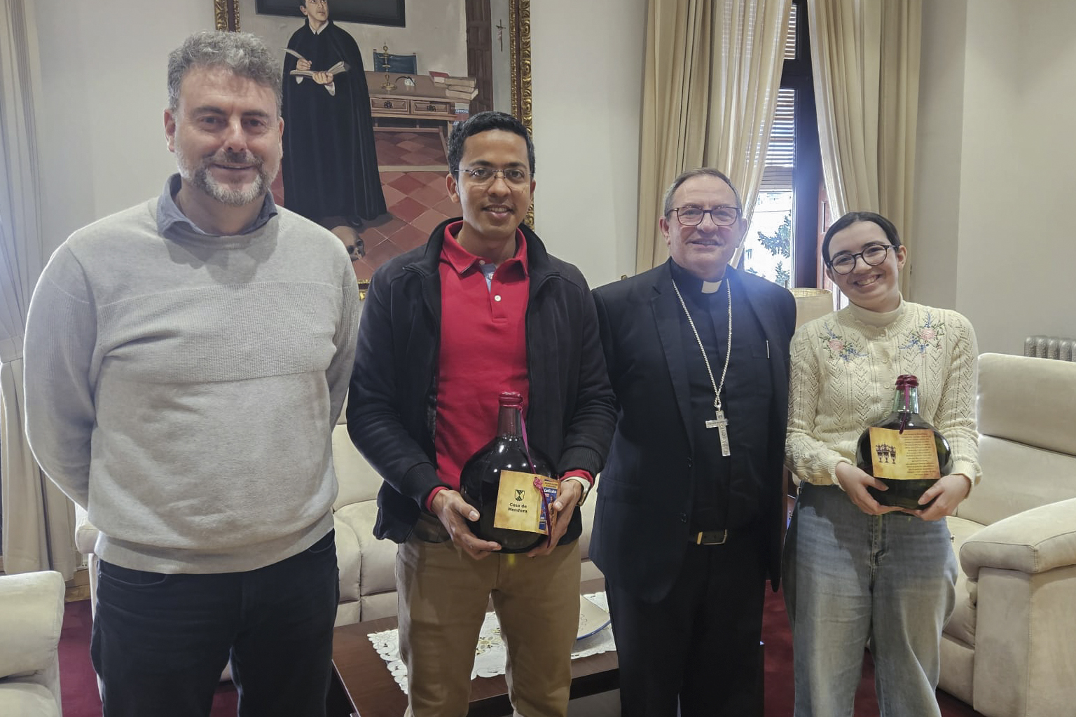 Jóvenes de Socuéllamos entregan el aceite de la Misa Crismal