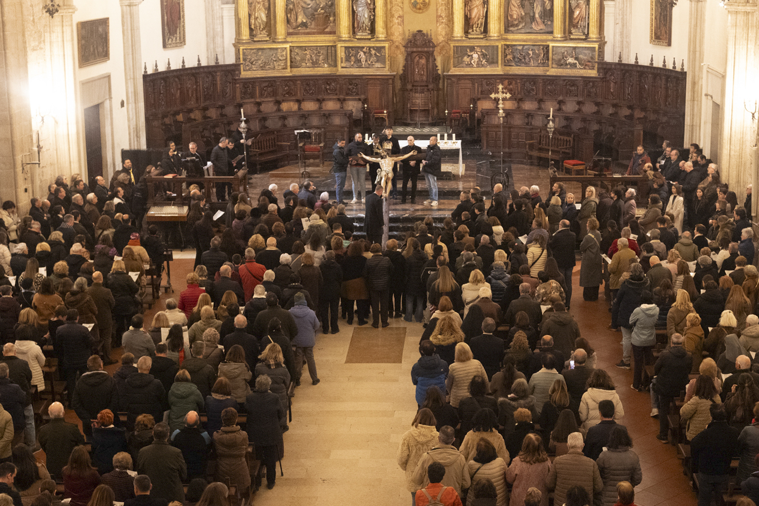 El viacrucis de Lunes Santo llenó la catedral