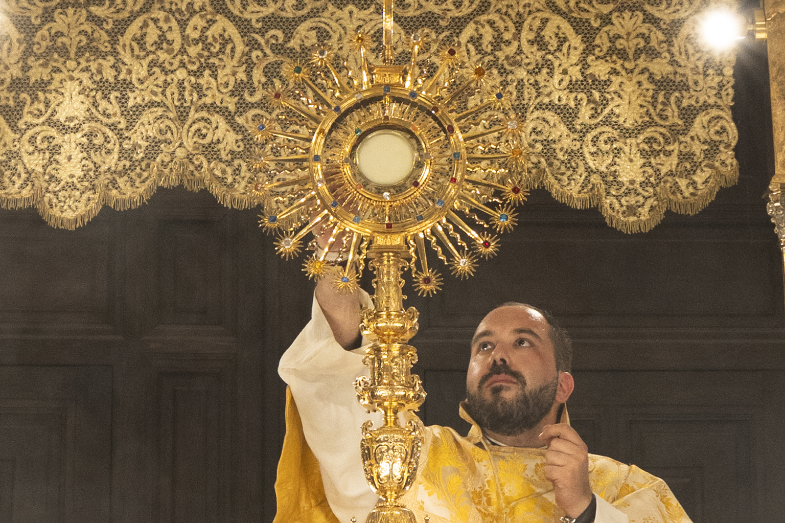 «Alzar la mirada a Cristo y alzar la mirada al hermano»